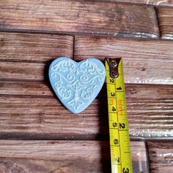 WEDGEWOOD Heart Jasperware Porcelain Blue and White Brooch Pin - Picture 5 of 9